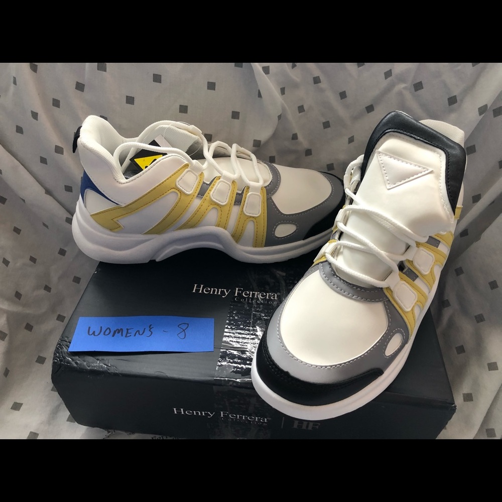 Women’s tennis shoe